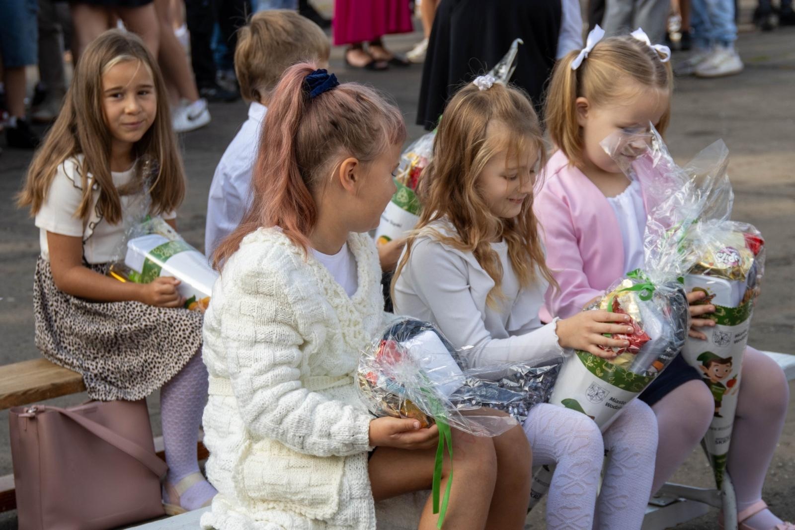 Zdjęcie w galerii na portalu naszwodzislaw.com: Wodzisław Śląski: Czterystu pierwszaków odebrało tyty [FOTO] wiadomości z regionu