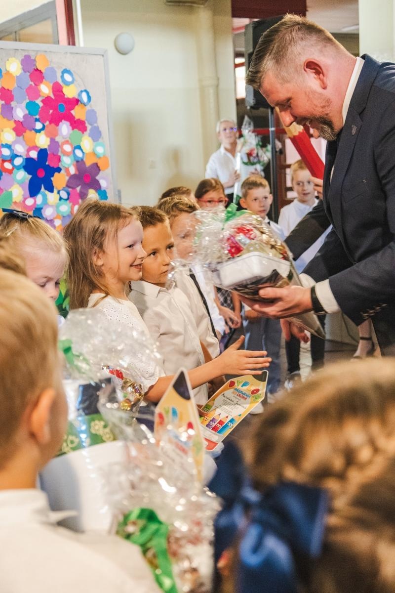Zdjęcie w galerii na portalu naszwodzislaw.com: Wodzisław Śląski: Czterystu pierwszaków odebrało tyty [FOTO] wiadomości z regionu
