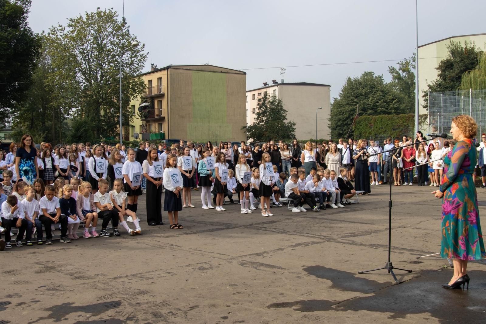 Zdjęcie w galerii na portalu naszwodzislaw.com: Wodzisław Śląski: Czterystu pierwszaków odebrało tyty [FOTO] wiadomości z regionu