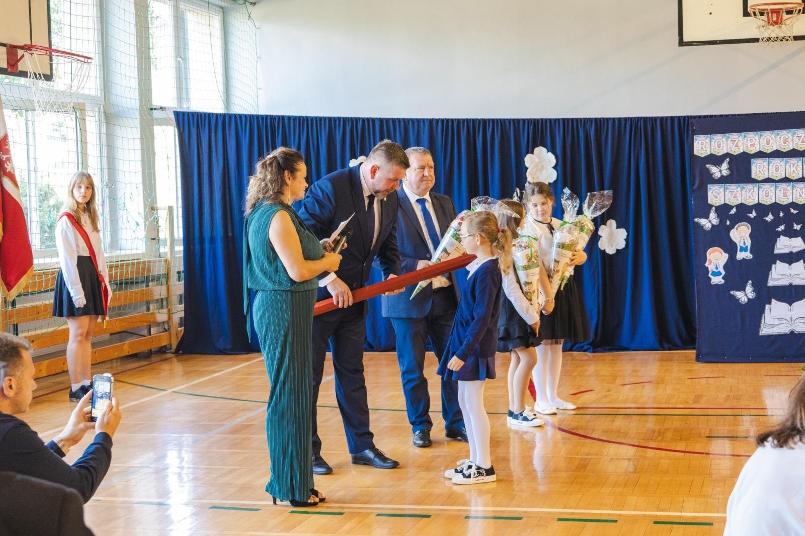 Zdjęcie w galerii na portalu naszwodzislaw.com: Wodzisław Śląski: Czterystu pierwszaków odebrało tyty [FOTO] wiadomości z regionu
