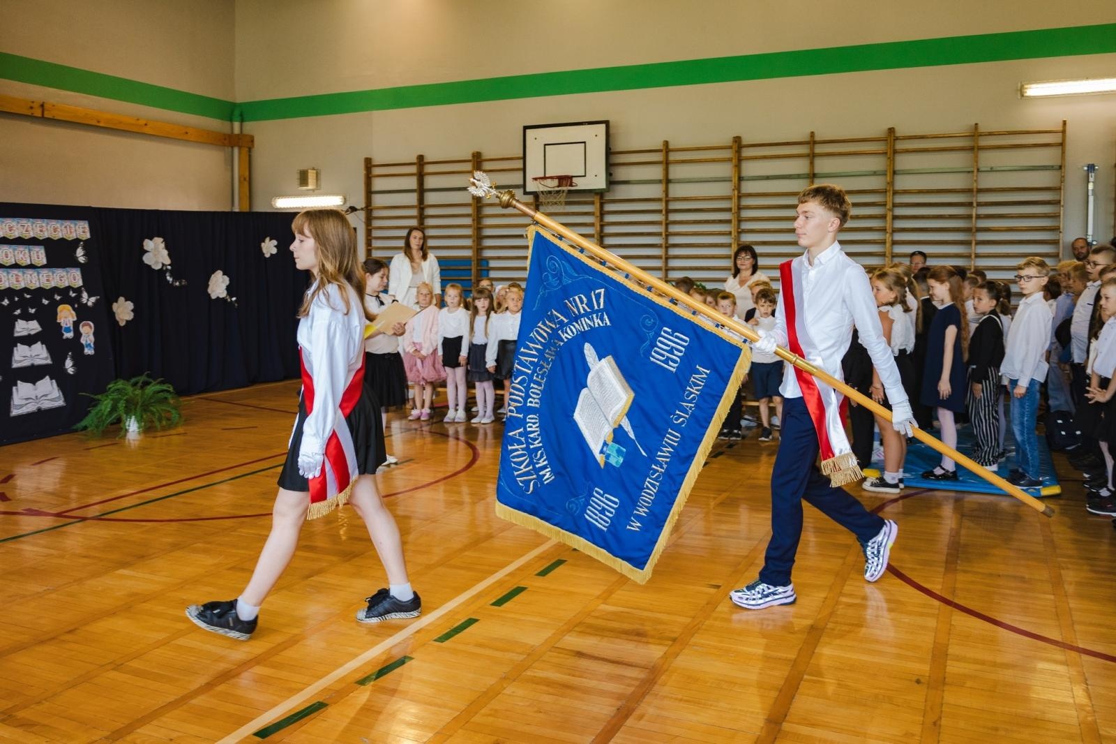 Zdjęcie w galerii na portalu naszwodzislaw.com: Wodzisław Śląski: Czterystu pierwszaków odebrało tyty [FOTO] wiadomości z regionu
