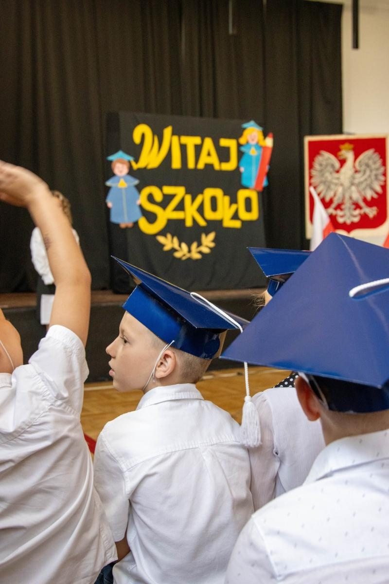 Zdjęcie w galerii na portalu naszwodzislaw.com: Wodzisław Śląski: Czterystu pierwszaków odebrało tyty [FOTO] wiadomości z regionu