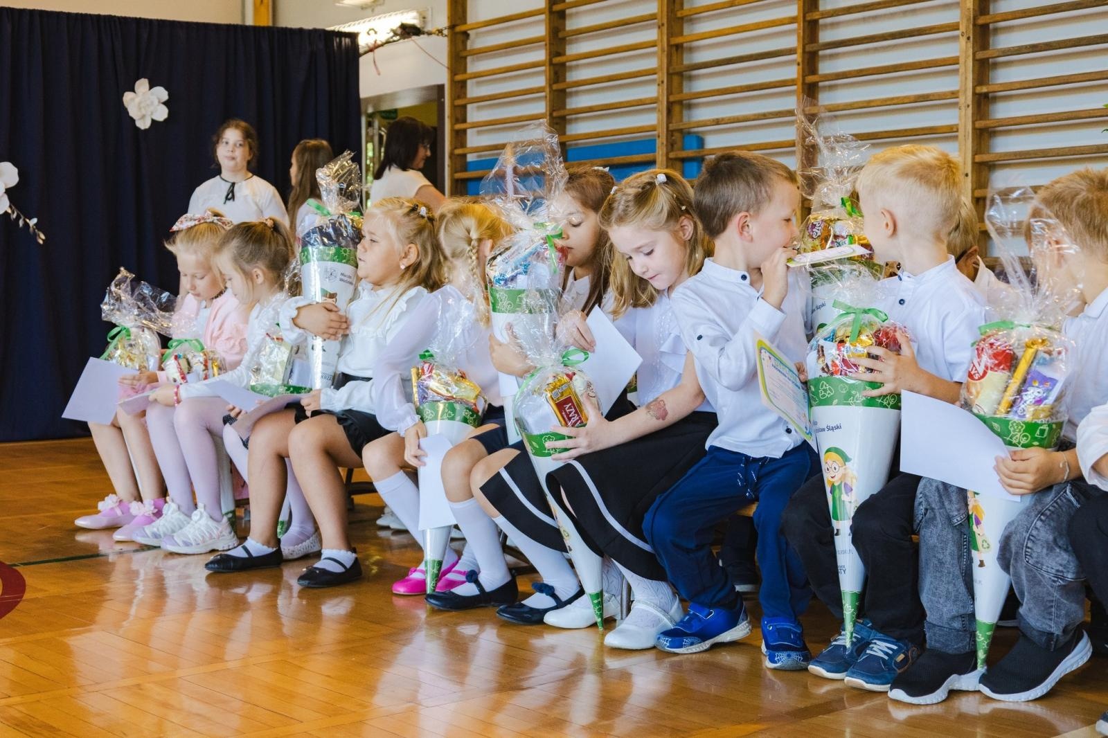 Zdjęcie w galerii na portalu naszwodzislaw.com: Wodzisław Śląski: Czterystu pierwszaków odebrało tyty [FOTO] wiadomości z regionu