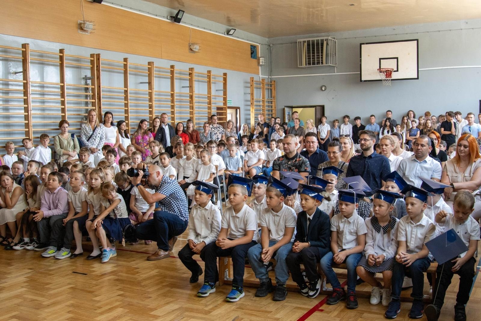 Zdjęcie w galerii na portalu naszwodzislaw.com: Wodzisław Śląski: Czterystu pierwszaków odebrało tyty [FOTO] wiadomości z regionu