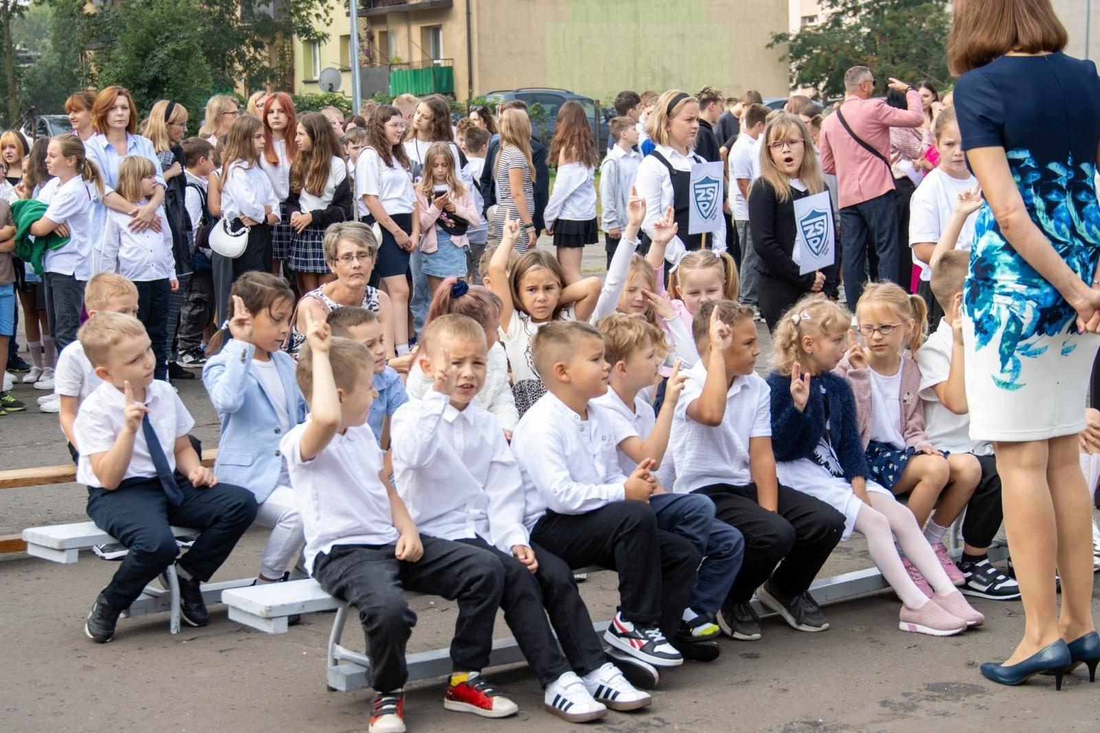 Zdjęcie w galerii na portalu naszwodzislaw.com: Wodzisław Śląski: Czterystu pierwszaków odebrało tyty [FOTO] wiadomości z regionu