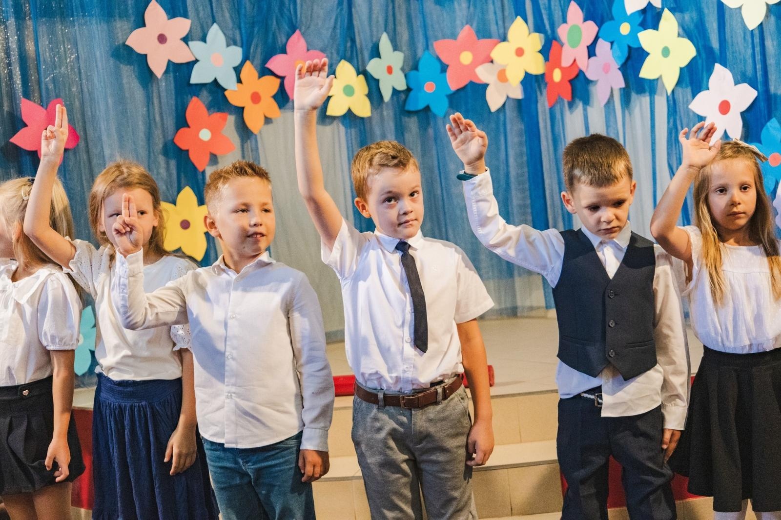 Zdjęcie w galerii na portalu naszwodzislaw.com: Wodzisław Śląski: Czterystu pierwszaków odebrało tyty [FOTO] wiadomości z regionu