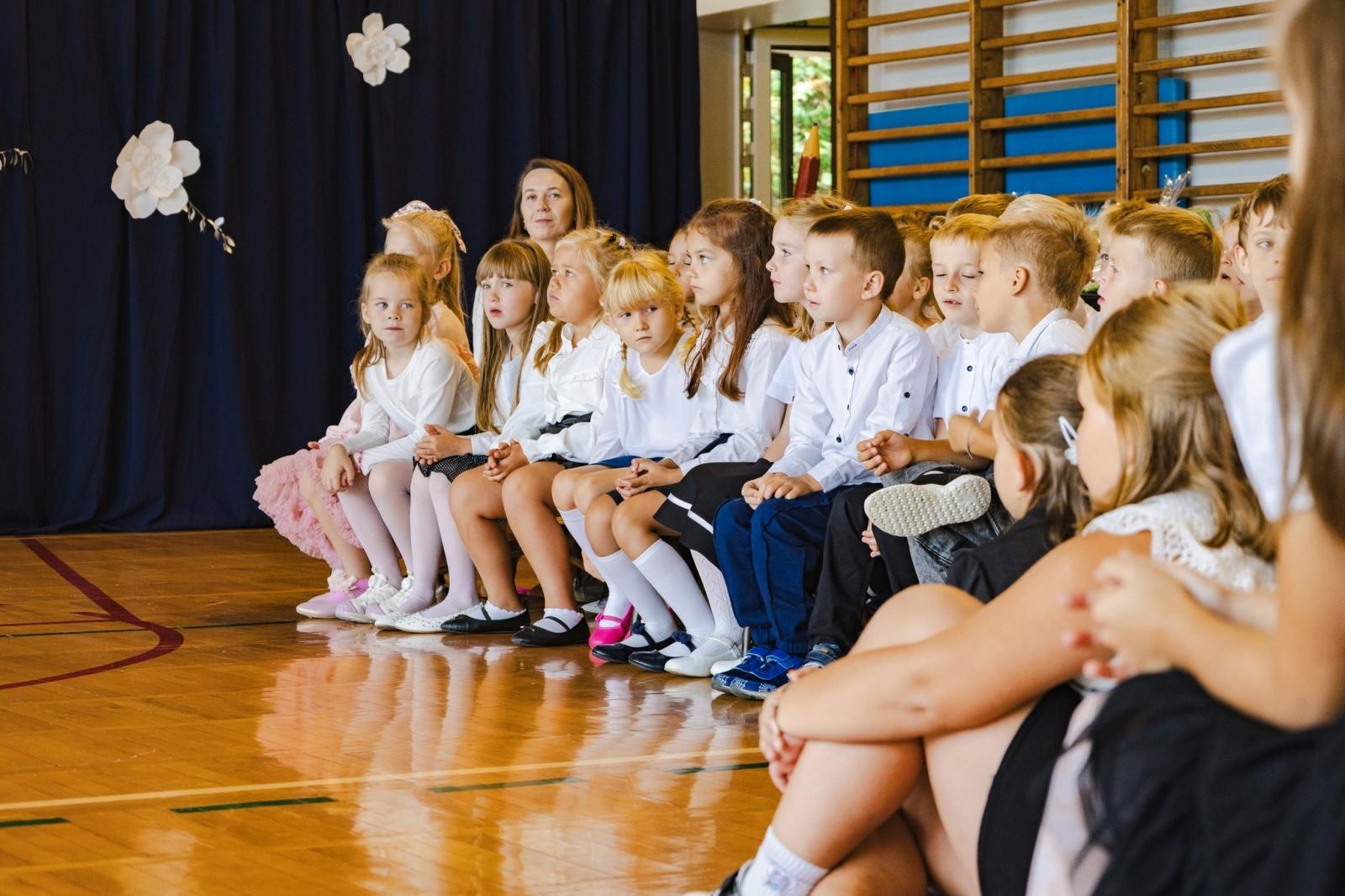 Zdjęcie w galerii na portalu naszwodzislaw.com: Wodzisław Śląski: Czterystu pierwszaków odebrało tyty [FOTO] wiadomości z regionu