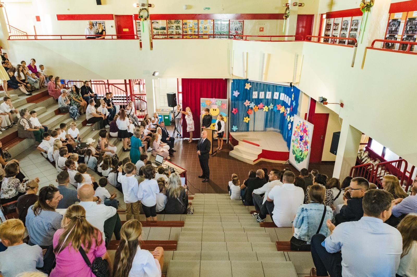 Zdjęcie w galerii na portalu naszwodzislaw.com: Wodzisław Śląski: Czterystu pierwszaków odebrało tyty [FOTO] wiadomości z regionu