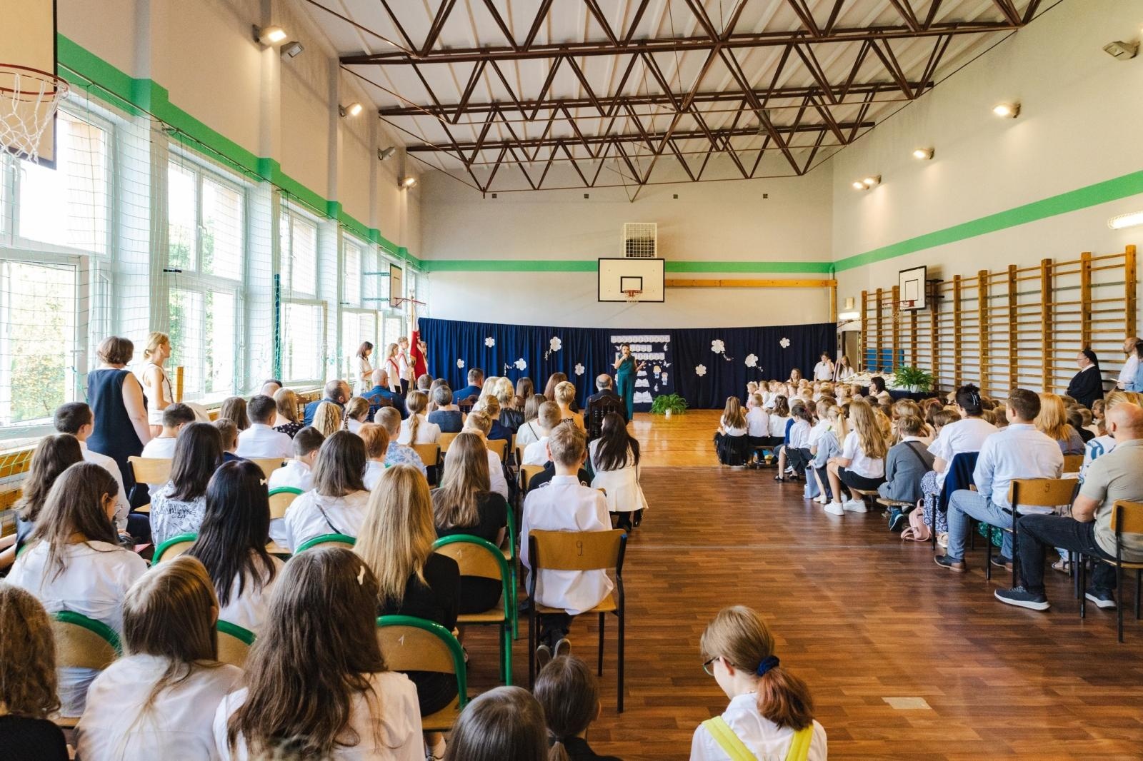 Zdjęcie w galerii na portalu naszwodzislaw.com: Wodzisław Śląski: Czterystu pierwszaków odebrało tyty [FOTO] wiadomości z regionu