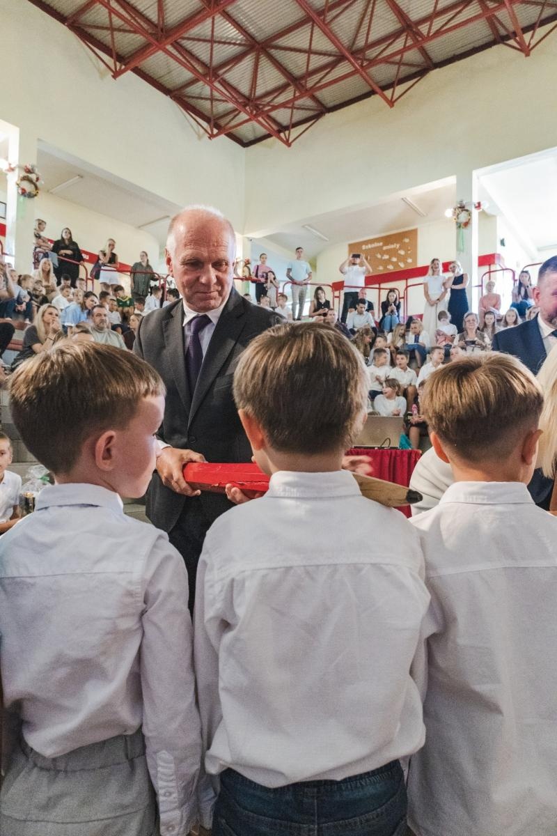 Zdjęcie w galerii na portalu naszwodzislaw.com: Wodzisław Śląski: Czterystu pierwszaków odebrało tyty [FOTO] wiadomości z regionu