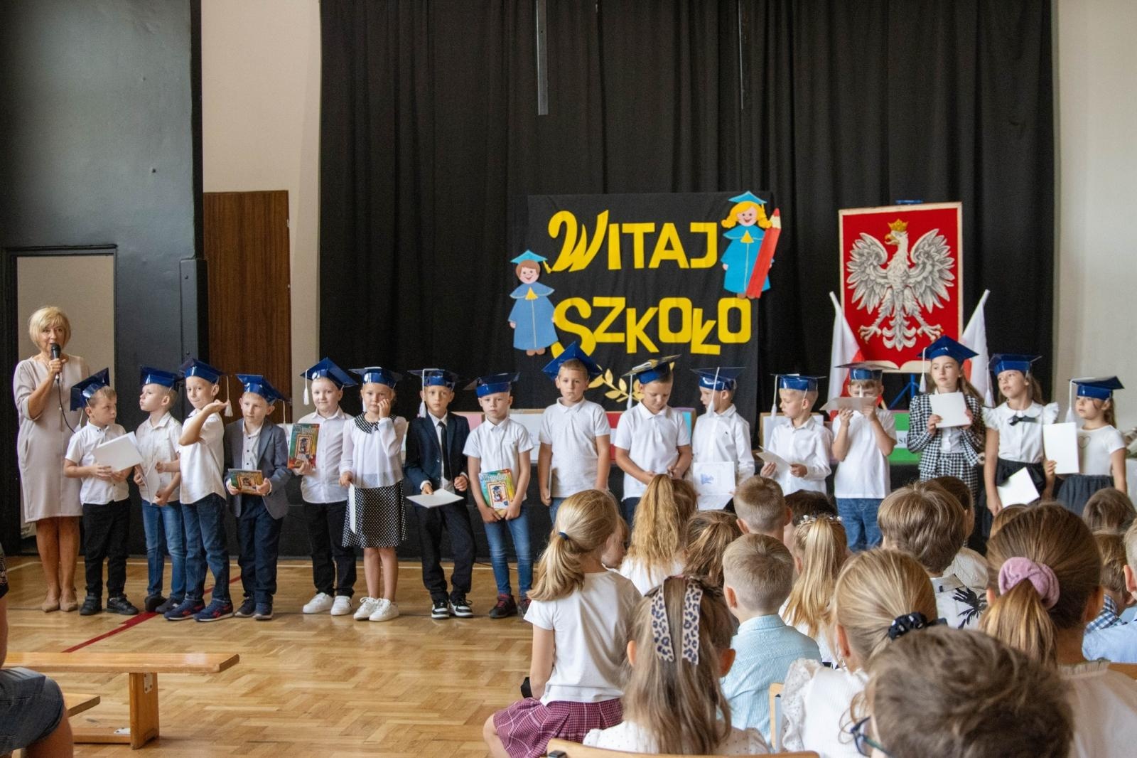 Zdjęcie w galerii na portalu naszwodzislaw.com: Wodzisław Śląski: Czterystu pierwszaków odebrało tyty [FOTO] wiadomości z regionu