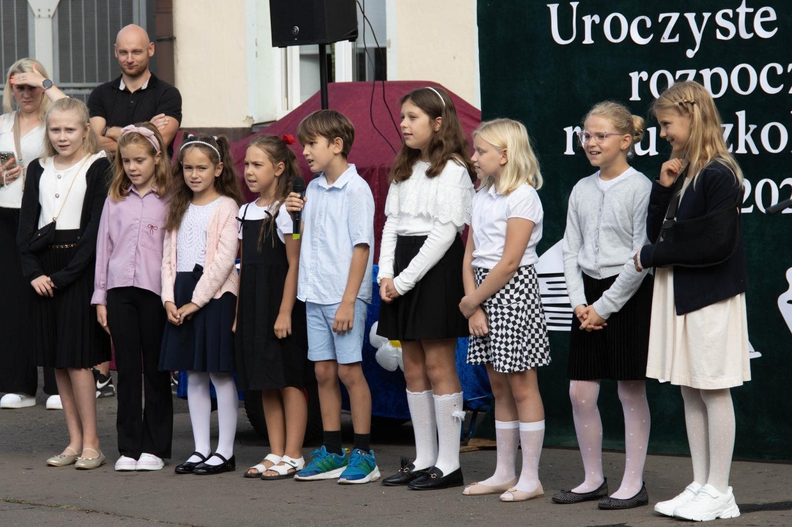 Zdjęcie w galerii na portalu naszwodzislaw.com: Wodzisław Śląski: Czterystu pierwszaków odebrało tyty [FOTO] wiadomości z regionu