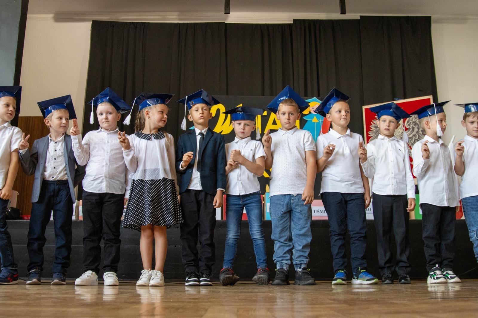 Zdjęcie w galerii na portalu naszwodzislaw.com: Wodzisław Śląski: Czterystu pierwszaków odebrało tyty [FOTO] wiadomości z regionu