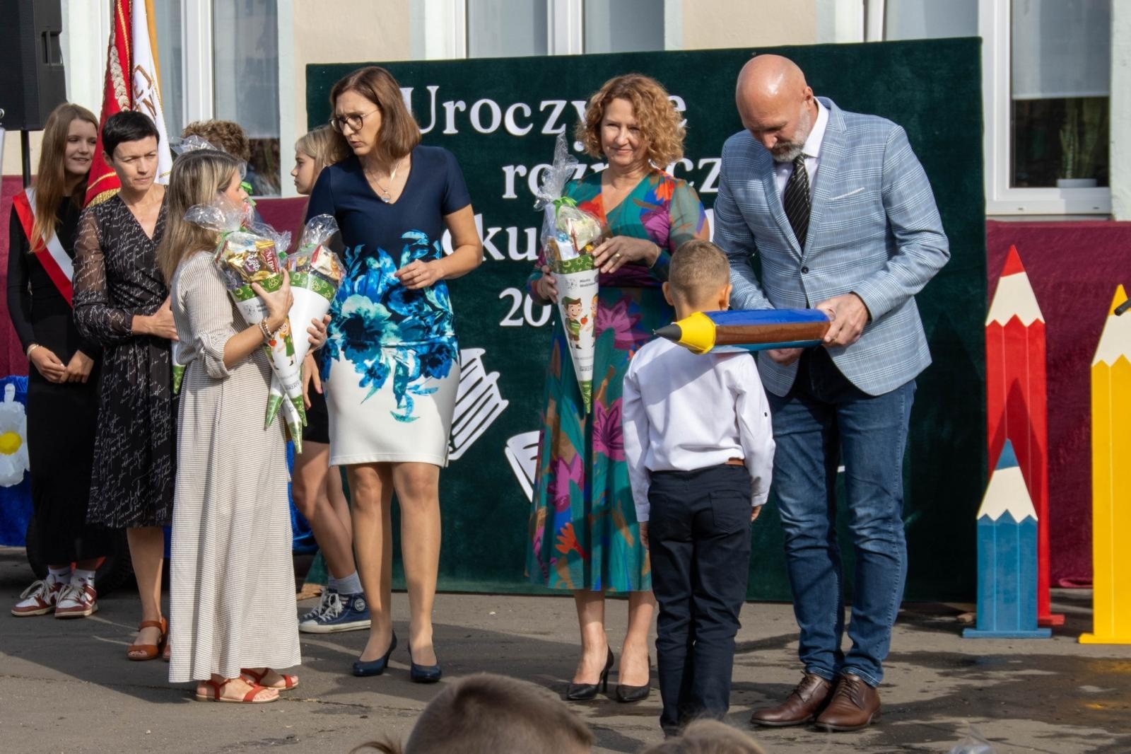 Zdjęcie w galerii na portalu naszwodzislaw.com: Wodzisław Śląski: Czterystu pierwszaków odebrało tyty [FOTO] wiadomości z regionu