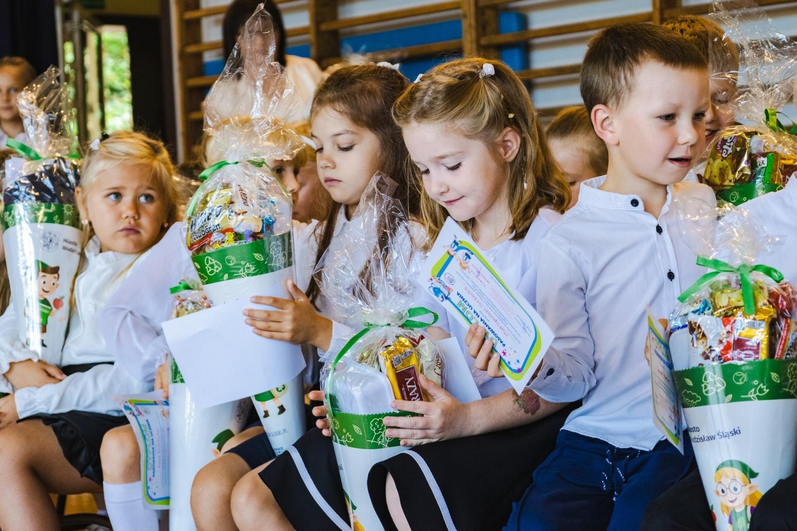 Zdjęcie w galerii na portalu naszwodzislaw.com: Wodzisław Śląski: Czterystu pierwszaków odebrało tyty [FOTO] wiadomości z regionu