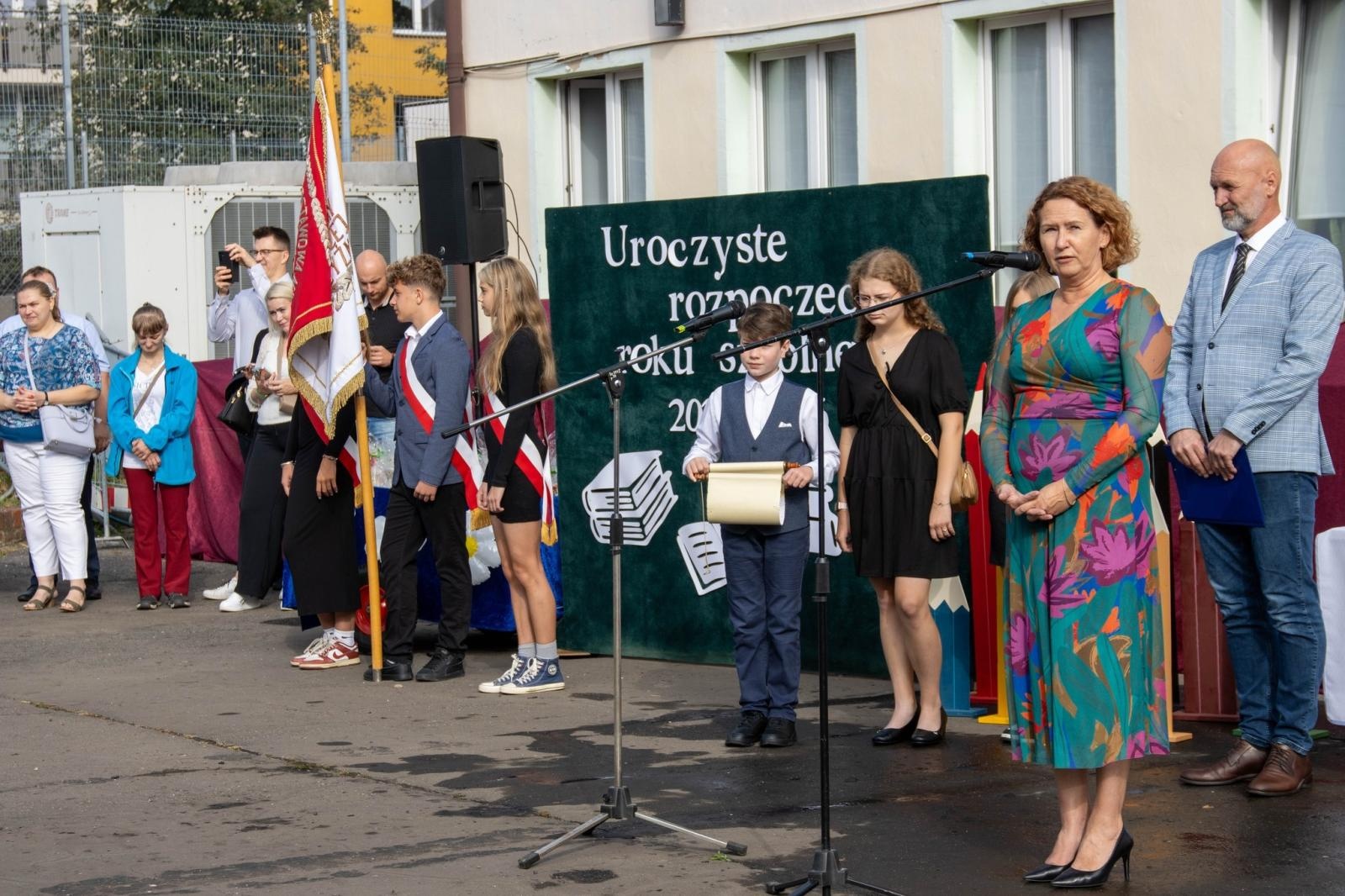 Zdjęcie w galerii na portalu naszwodzislaw.com: Wodzisław Śląski: Czterystu pierwszaków odebrało tyty [FOTO] wiadomości z regionu