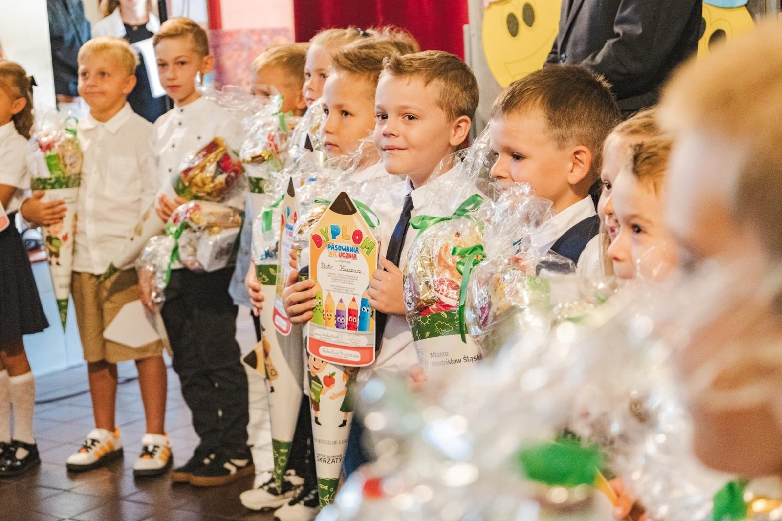 Zdjęcie w galerii na portalu naszwodzislaw.com: Wodzisław Śląski: Czterystu pierwszaków odebrało tyty [FOTO] wiadomości z regionu