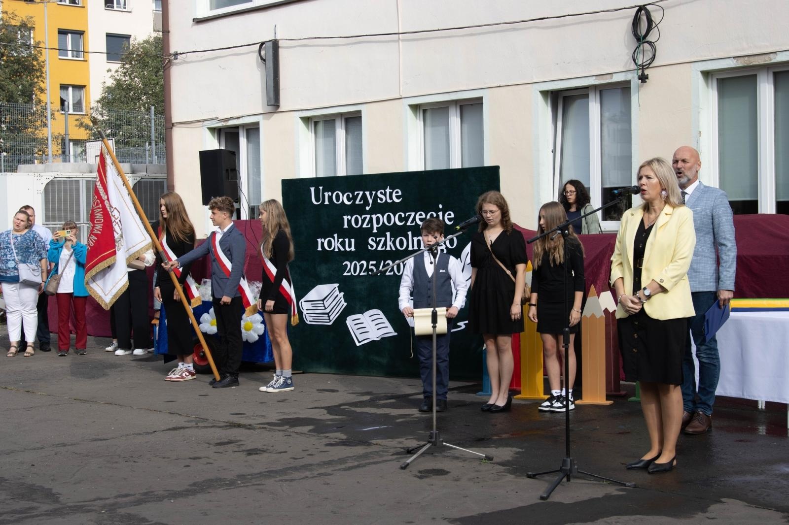 Zdjęcie w galerii na portalu naszwodzislaw.com: Wodzisław Śląski: Czterystu pierwszaków odebrało tyty [FOTO] wiadomości z regionu