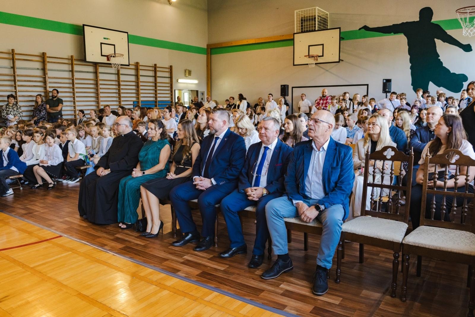 Zdjęcie w galerii na portalu naszwodzislaw.com: Wodzisław Śląski: Czterystu pierwszaków odebrało tyty [FOTO] wiadomości z regionu