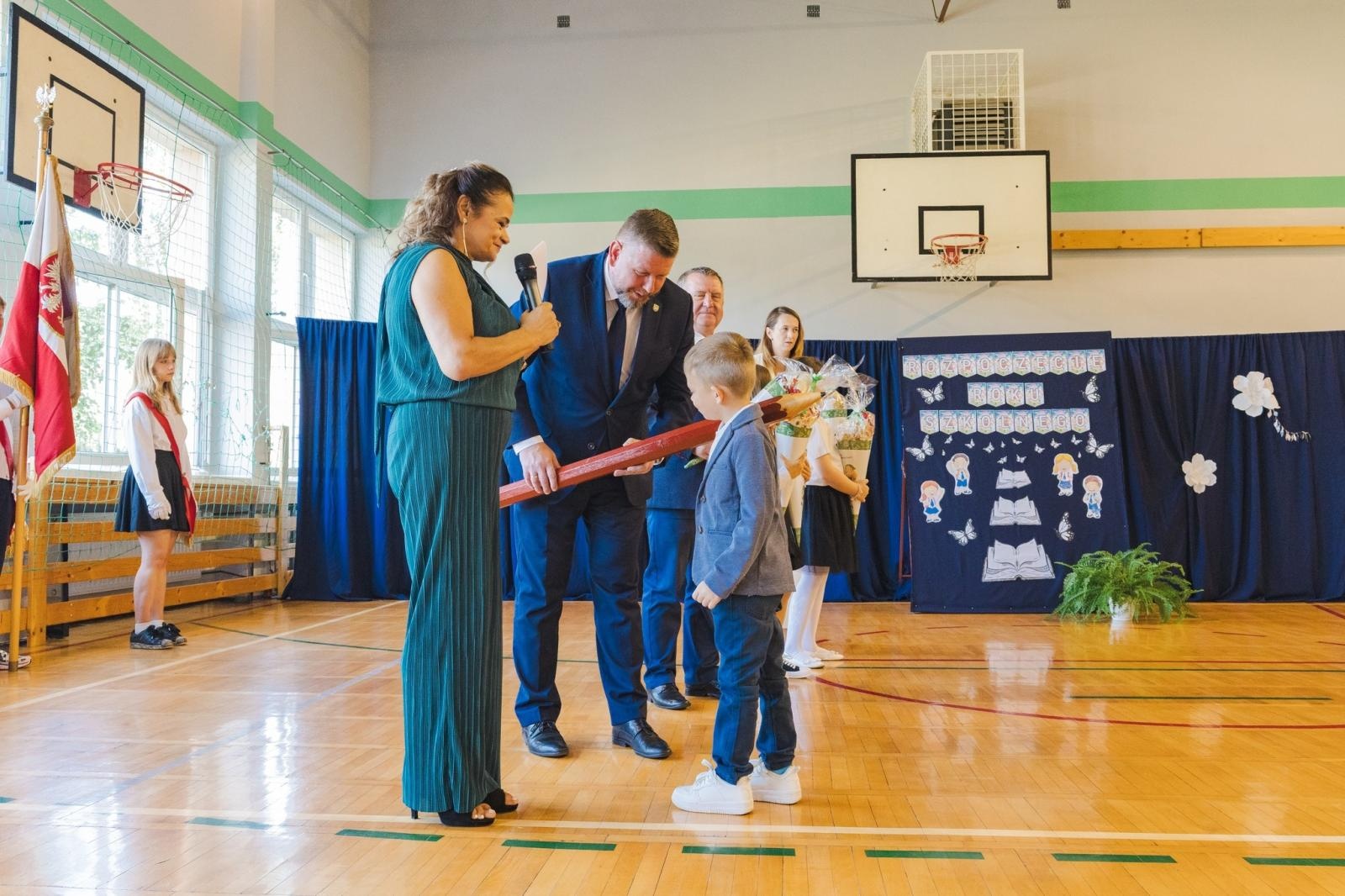 Zdjęcie w galerii na portalu naszwodzislaw.com: Wodzisław Śląski: Czterystu pierwszaków odebrało tyty [FOTO] wiadomości z regionu