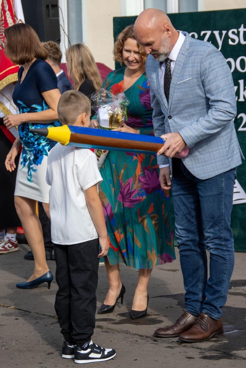 Zdjęcie w galerii na portalu naszwodzislaw.com: Wodzisław Śląski: Czterystu pierwszaków odebrało tyty [FOTO] wiadomości z regionu