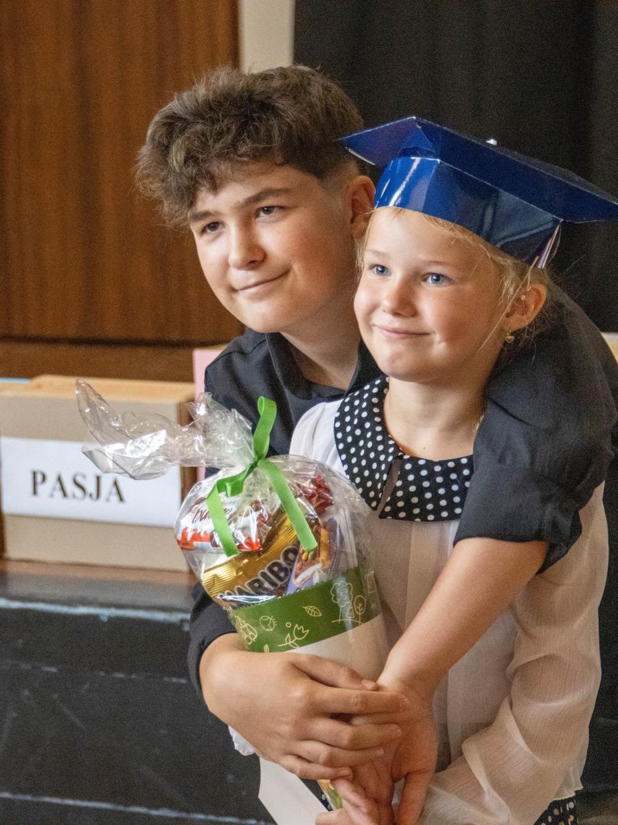 Zdjęcie w galerii na portalu naszwodzislaw.com: Wodzisław Śląski: Czterystu pierwszaków odebrało tyty [FOTO] wiadomości z regionu