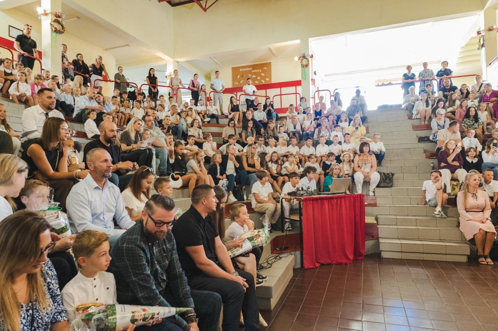 Zdjęcie w galerii na portalu naszwodzislaw.com: Wodzisław Śląski: Czterystu pierwszaków odebrało tyty [FOTO] wiadomości z regionu