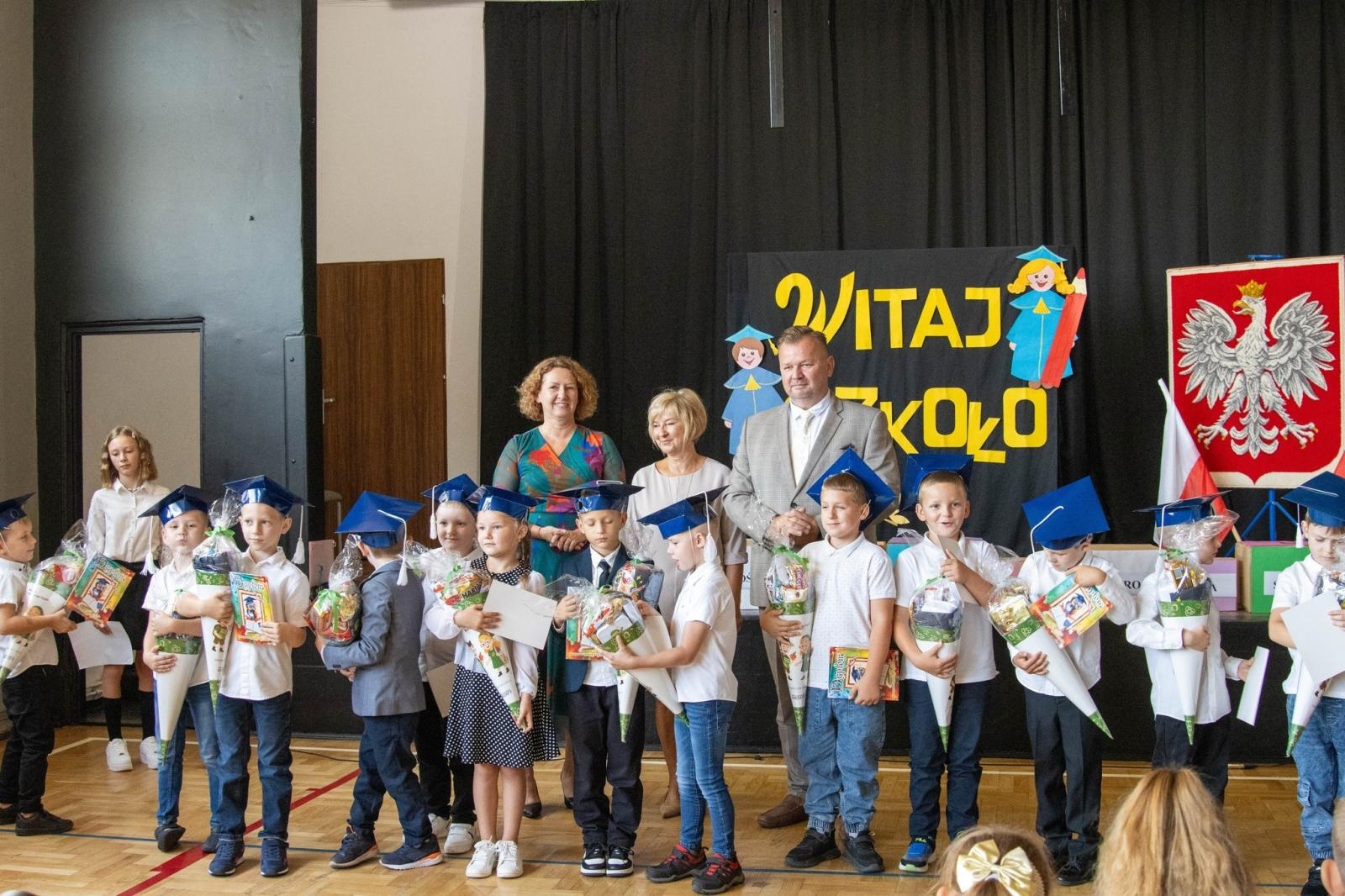 Zdjęcie w galerii na portalu naszwodzislaw.com: Wodzisław Śląski: Czterystu pierwszaków odebrało tyty [FOTO] wiadomości z regionu