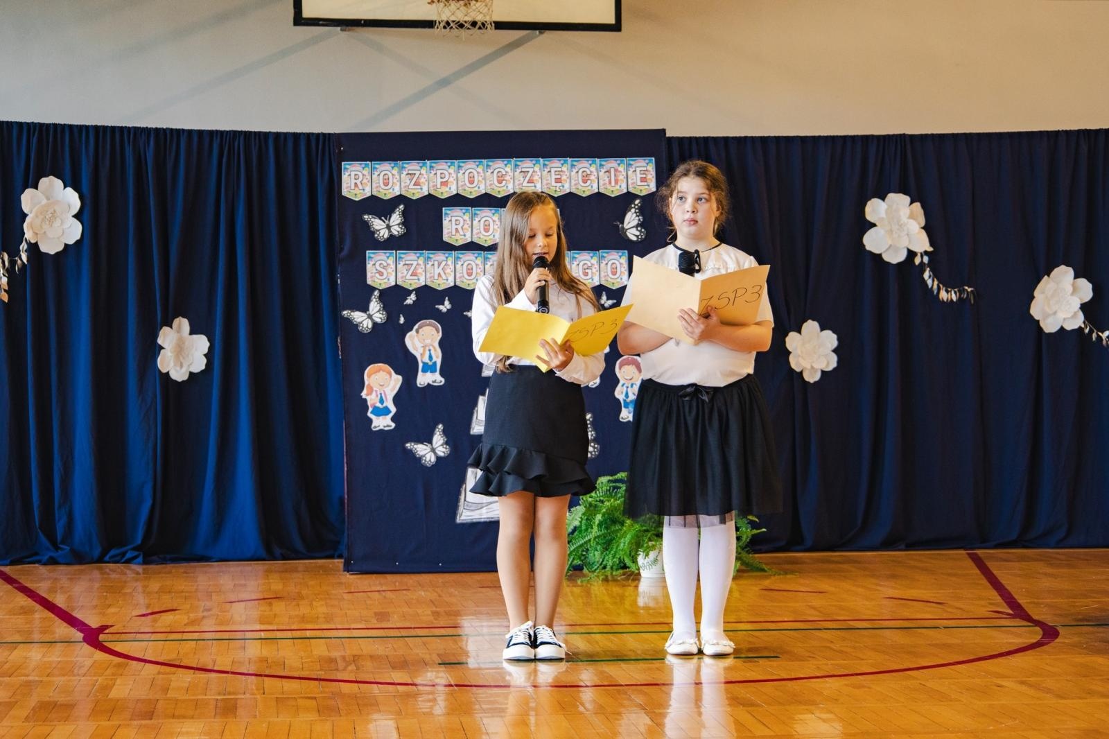 Zdjęcie w galerii na portalu naszwodzislaw.com: Wodzisław Śląski: Czterystu pierwszaków odebrało tyty [FOTO] wiadomości z regionu