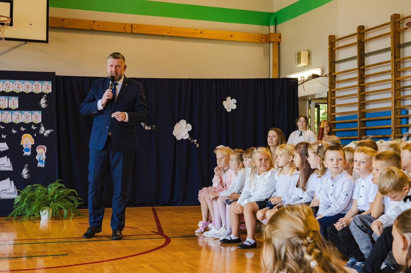 Zdjęcie w galerii na portalu naszwodzislaw.com: Wodzisław Śląski: Czterystu pierwszaków odebrało tyty [FOTO] wiadomości z regionu
