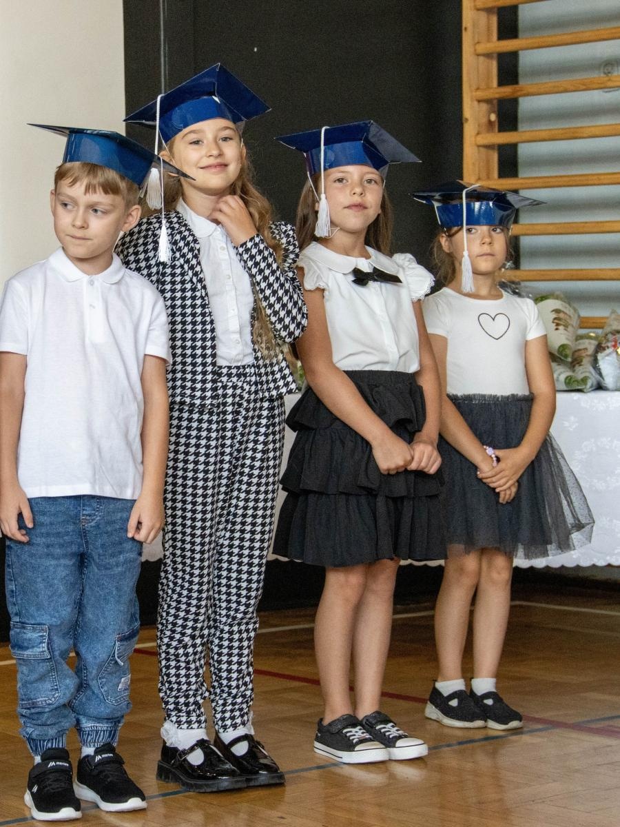 Zdjęcie w galerii na portalu naszwodzislaw.com: Wodzisław Śląski: Czterystu pierwszaków odebrało tyty [FOTO] wiadomości z regionu