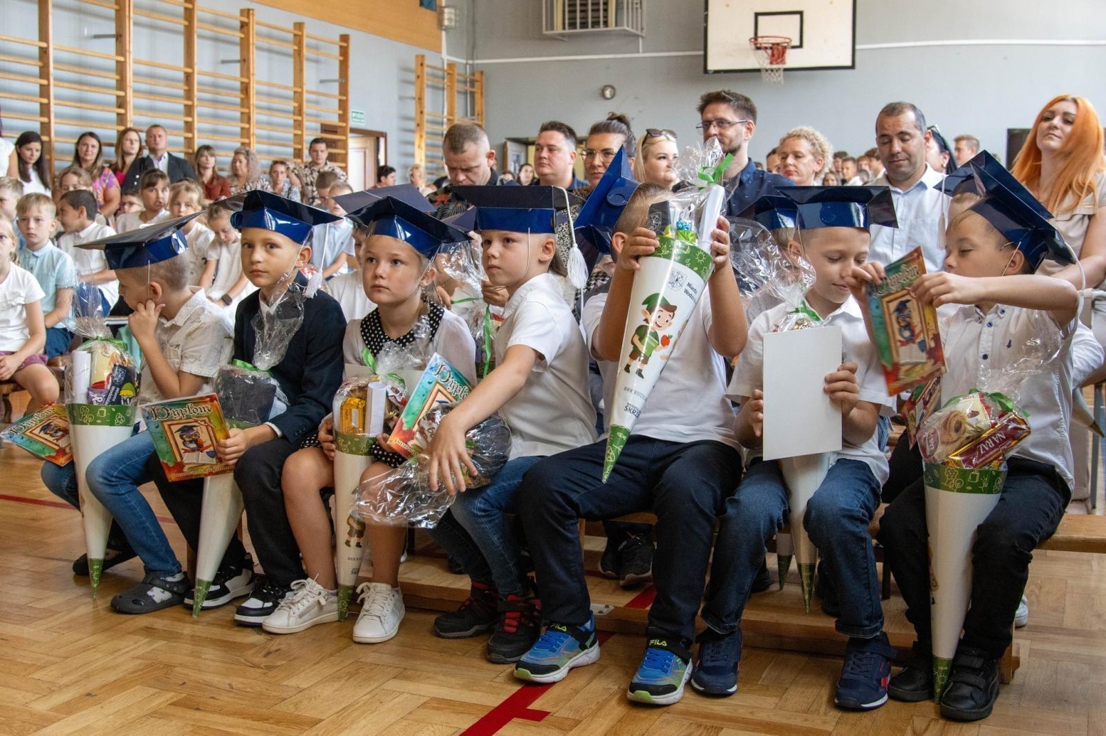 Zdjęcie w galerii na portalu naszwodzislaw.com: Wodzisław Śląski: Czterystu pierwszaków odebrało tyty [FOTO] wiadomości z regionu