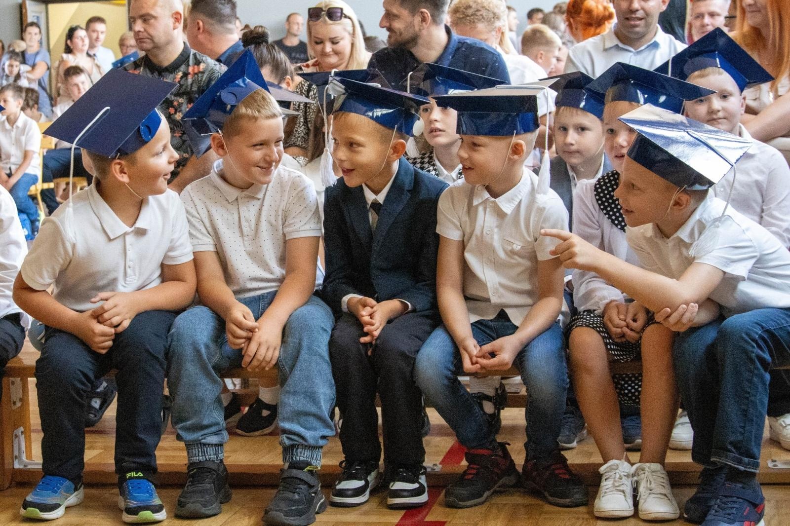 Zdjęcie w galerii na portalu naszwodzislaw.com: Wodzisław Śląski: Czterystu pierwszaków odebrało tyty [FOTO] wiadomości z regionu