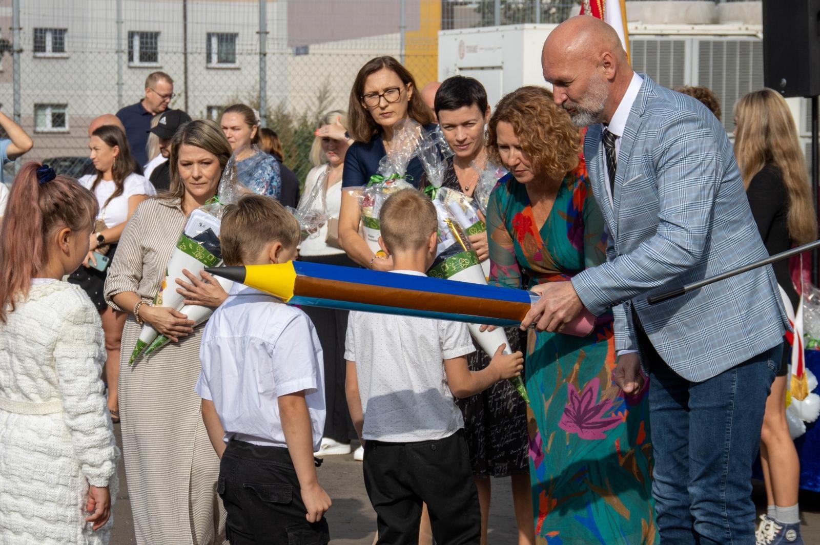 Zdjęcie w galerii na portalu naszwodzislaw.com: Wodzisław Śląski: Czterystu pierwszaków odebrało tyty [FOTO] wiadomości z regionu