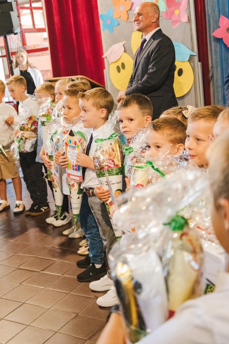 Zdjęcie w galerii na portalu naszwodzislaw.com: Wodzisław Śląski: Czterystu pierwszaków odebrało tyty [FOTO] wiadomości z regionu