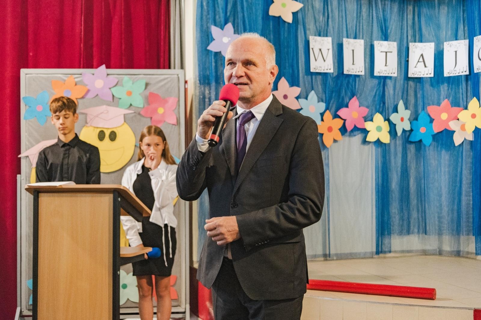 Zdjęcie w galerii na portalu naszwodzislaw.com: Wodzisław Śląski: Czterystu pierwszaków odebrało tyty [FOTO] wiadomości z regionu