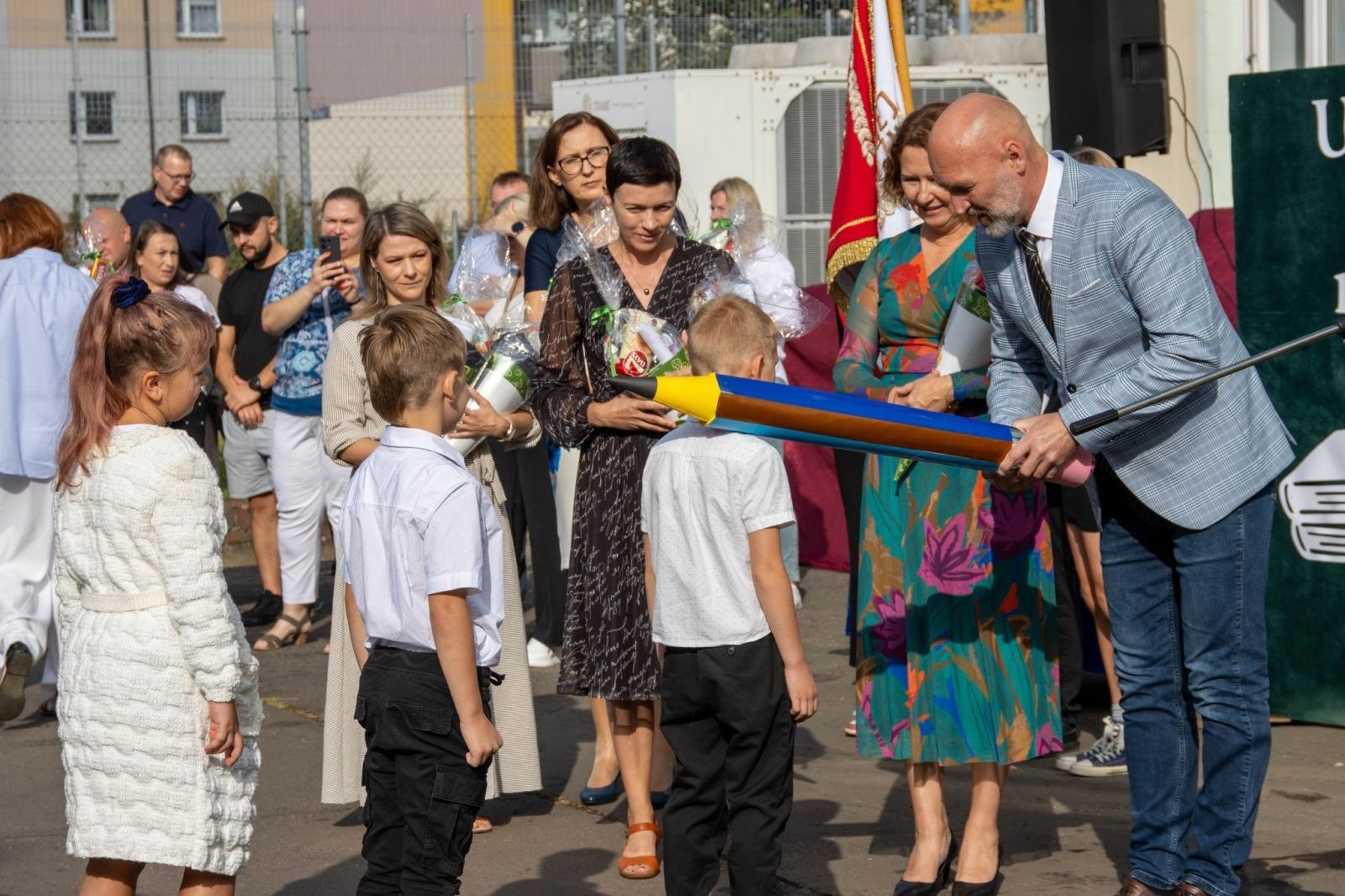 Zdjęcie w galerii na portalu naszwodzislaw.com: Wodzisław Śląski: Czterystu pierwszaków odebrało tyty [FOTO] wiadomości z regionu