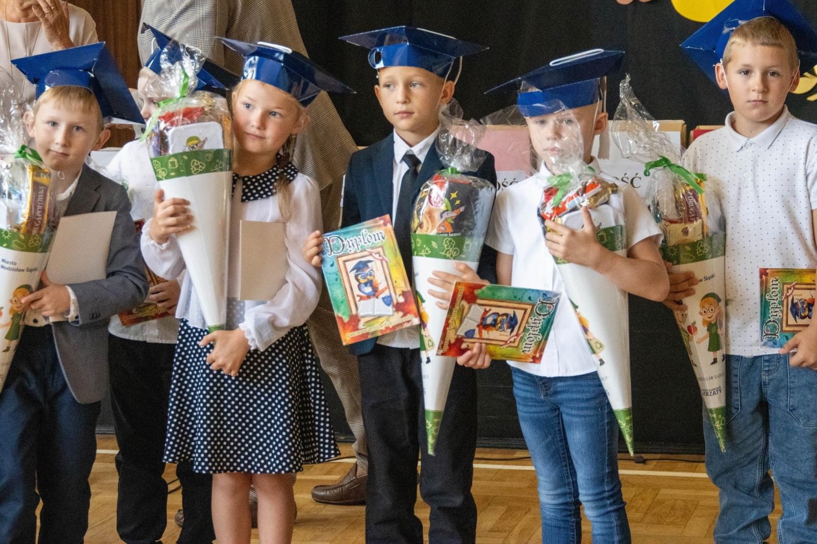 Zdjęcie w galerii na portalu naszwodzislaw.com: Wodzisław Śląski: Czterystu pierwszaków odebrało tyty [FOTO] wiadomości z regionu