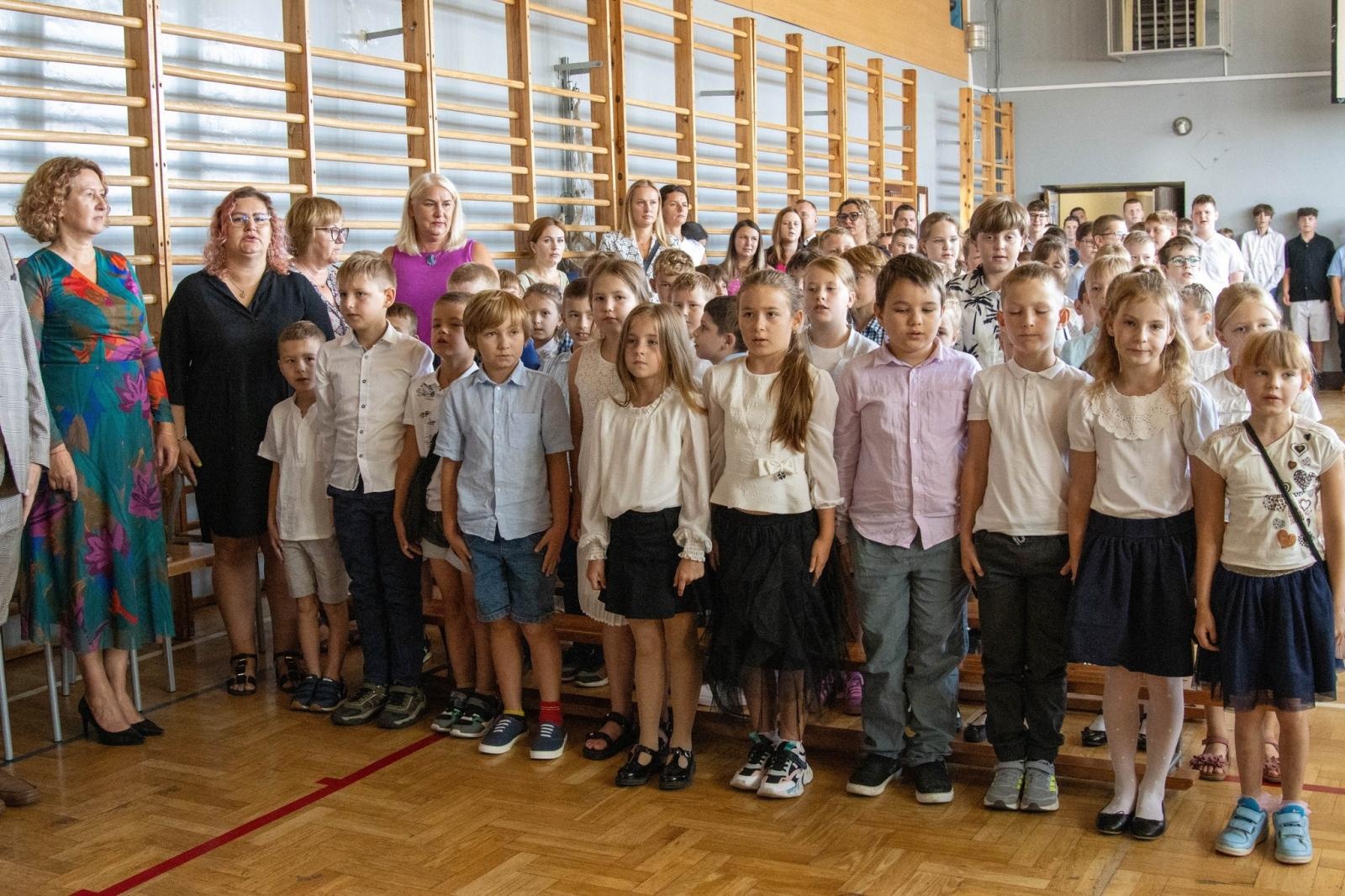 Zdjęcie w galerii na portalu naszwodzislaw.com: Wodzisław Śląski: Czterystu pierwszaków odebrało tyty [FOTO] wiadomości z regionu