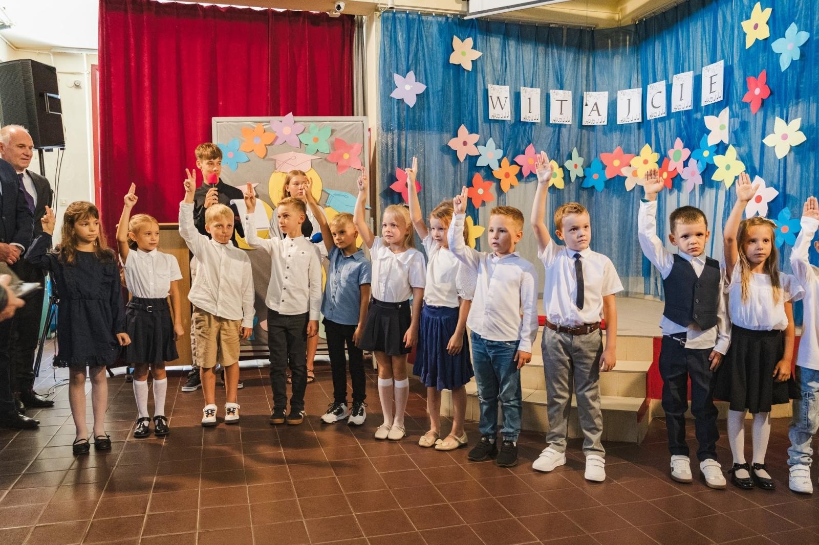 Zdjęcie w galerii na portalu naszwodzislaw.com: Wodzisław Śląski: Czterystu pierwszaków odebrało tyty [FOTO] wiadomości z regionu