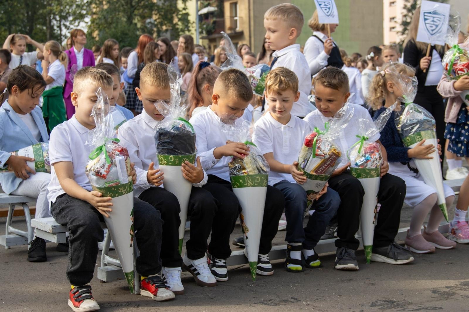 Zdjęcie w galerii na portalu naszwodzislaw.com: Wodzisław Śląski: Czterystu pierwszaków odebrało tyty [FOTO] wiadomości z regionu