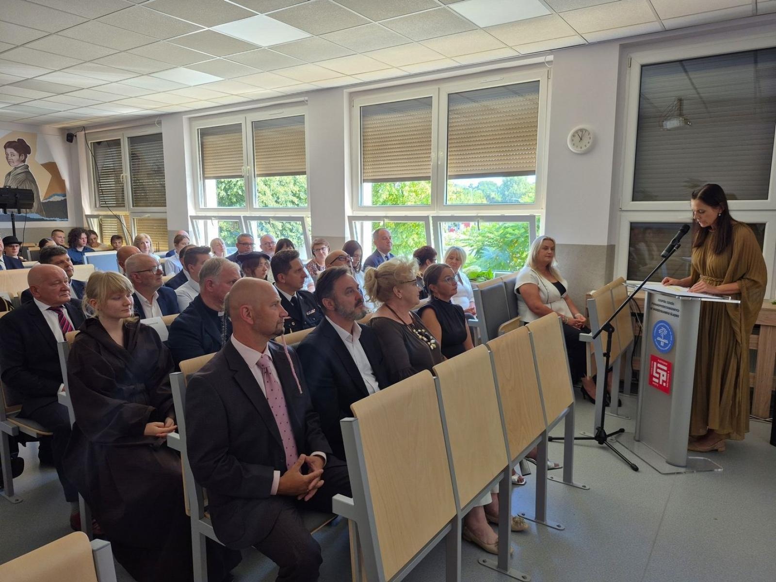 Zdjęcie w galerii na portalu naszwodzislaw.com: Szkoły powiatu rozpoczęły nowy rok szkolny wiadomości z regionu