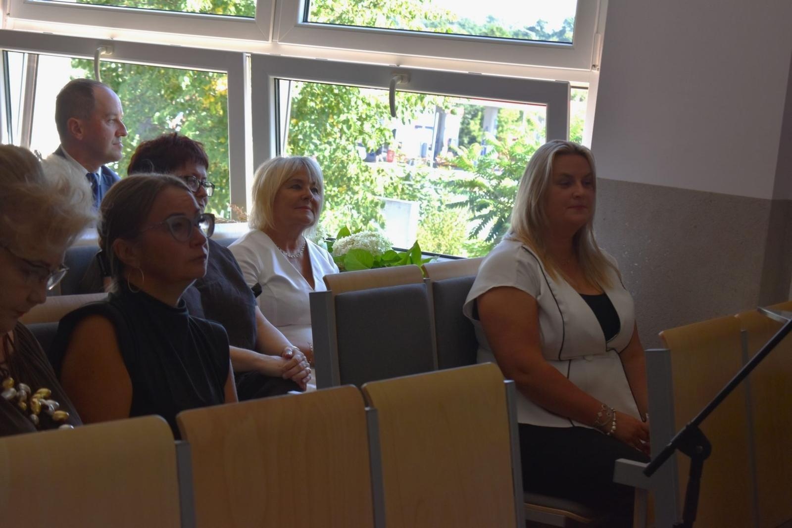 Zdjęcie w galerii na portalu naszwodzislaw.com: Szkoły powiatu rozpoczęły nowy rok szkolny wiadomości z regionu