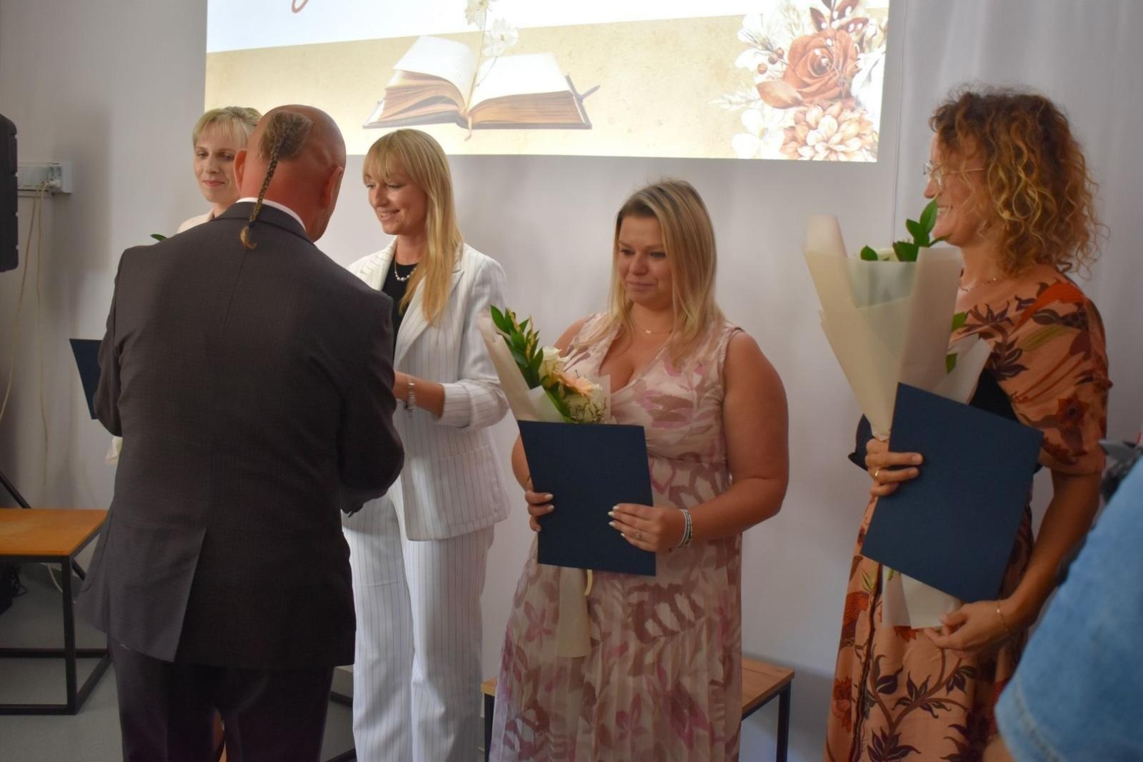 Zdjęcie w galerii na portalu naszwodzislaw.com: Szkoły powiatu rozpoczęły nowy rok szkolny wiadomości z regionu