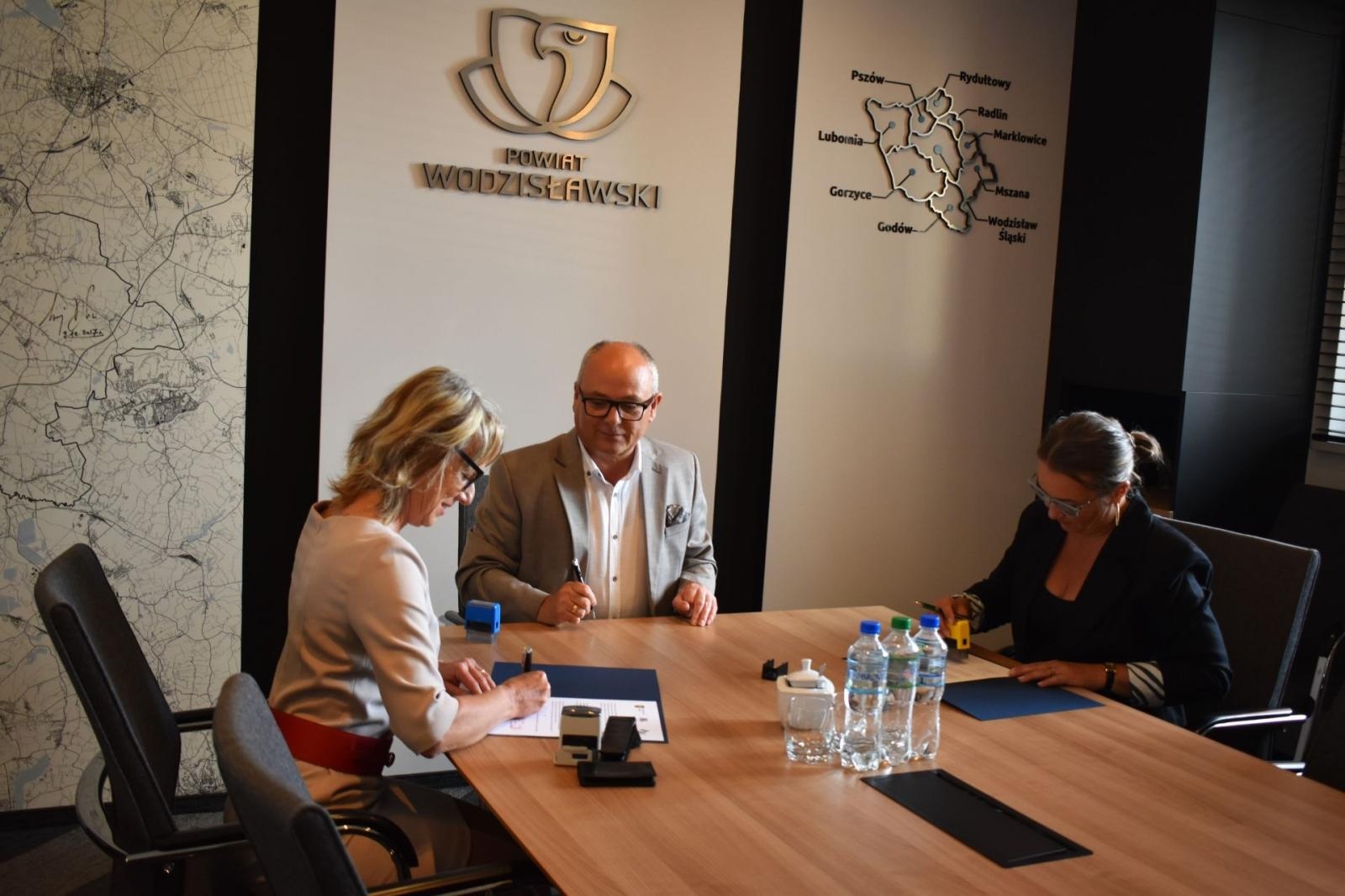 Zdjęcie w galerii na portalu naszwodzislaw.com: Podpisano list intencyjny na rzecz wsparcia przedsiębiorczości w powiecie wiadomości z regionu