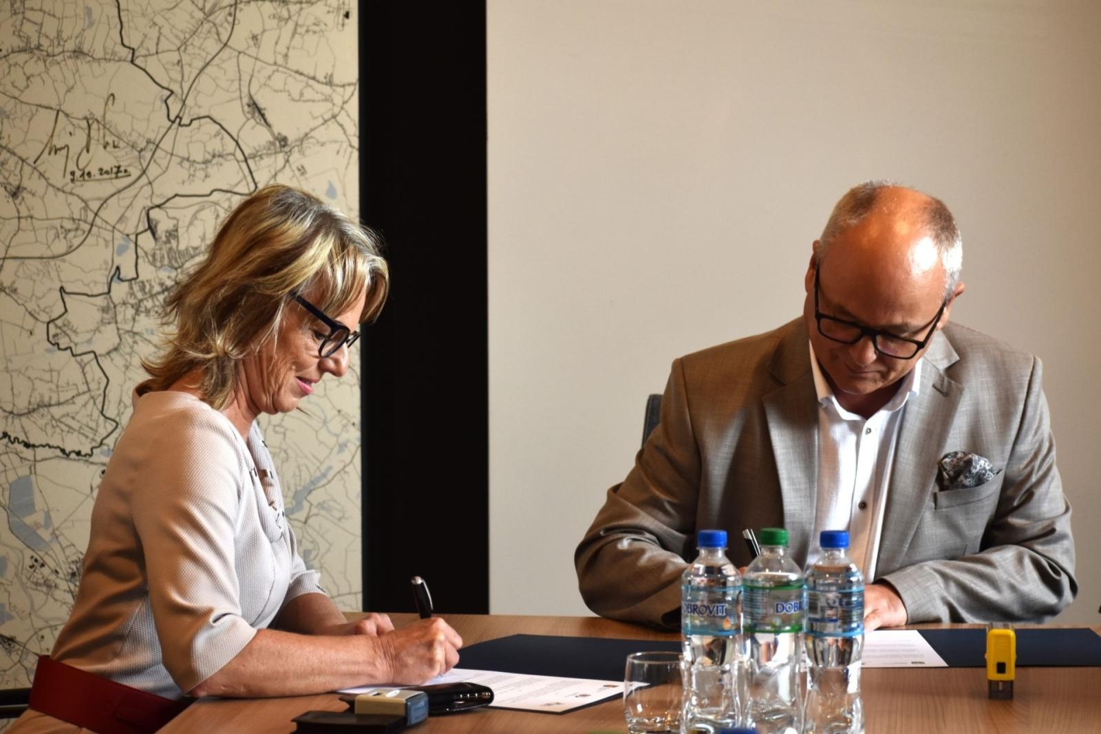 Zdjęcie w galerii na portalu naszwodzislaw.com: Podpisano list intencyjny na rzecz wsparcia przedsiębiorczości w powiecie wiadomości z regionu