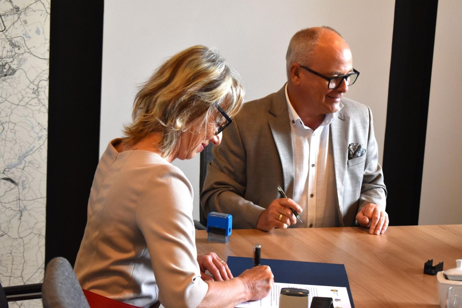 Zdjęcie w galerii na portalu naszwodzislaw.com: Podpisano list intencyjny na rzecz wsparcia przedsiębiorczości w powiecie wiadomości z regionu