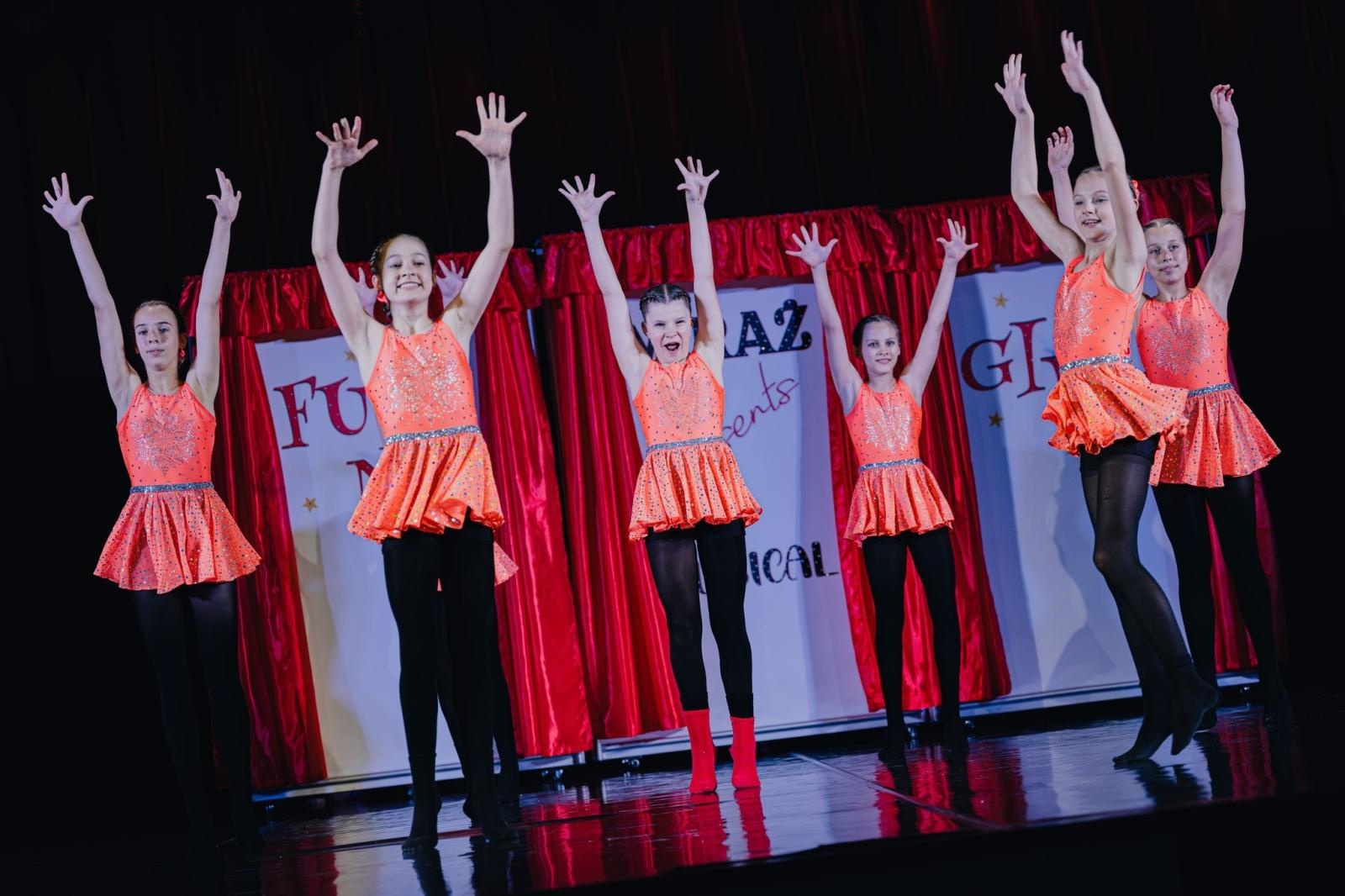 Zdjęcie w galerii na portalu naszwodzislaw.com: Taneczny poranek dla szkół i przedszkoli z zespołem Miraż wiadomości z regionu