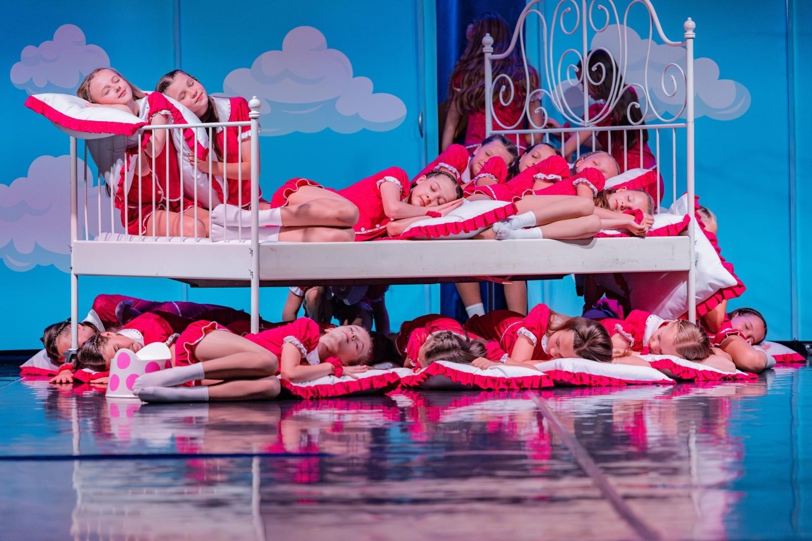 Zdjęcie w galerii na portalu naszwodzislaw.com: Taneczny poranek dla szkół i przedszkoli z zespołem Miraż wiadomości z regionu