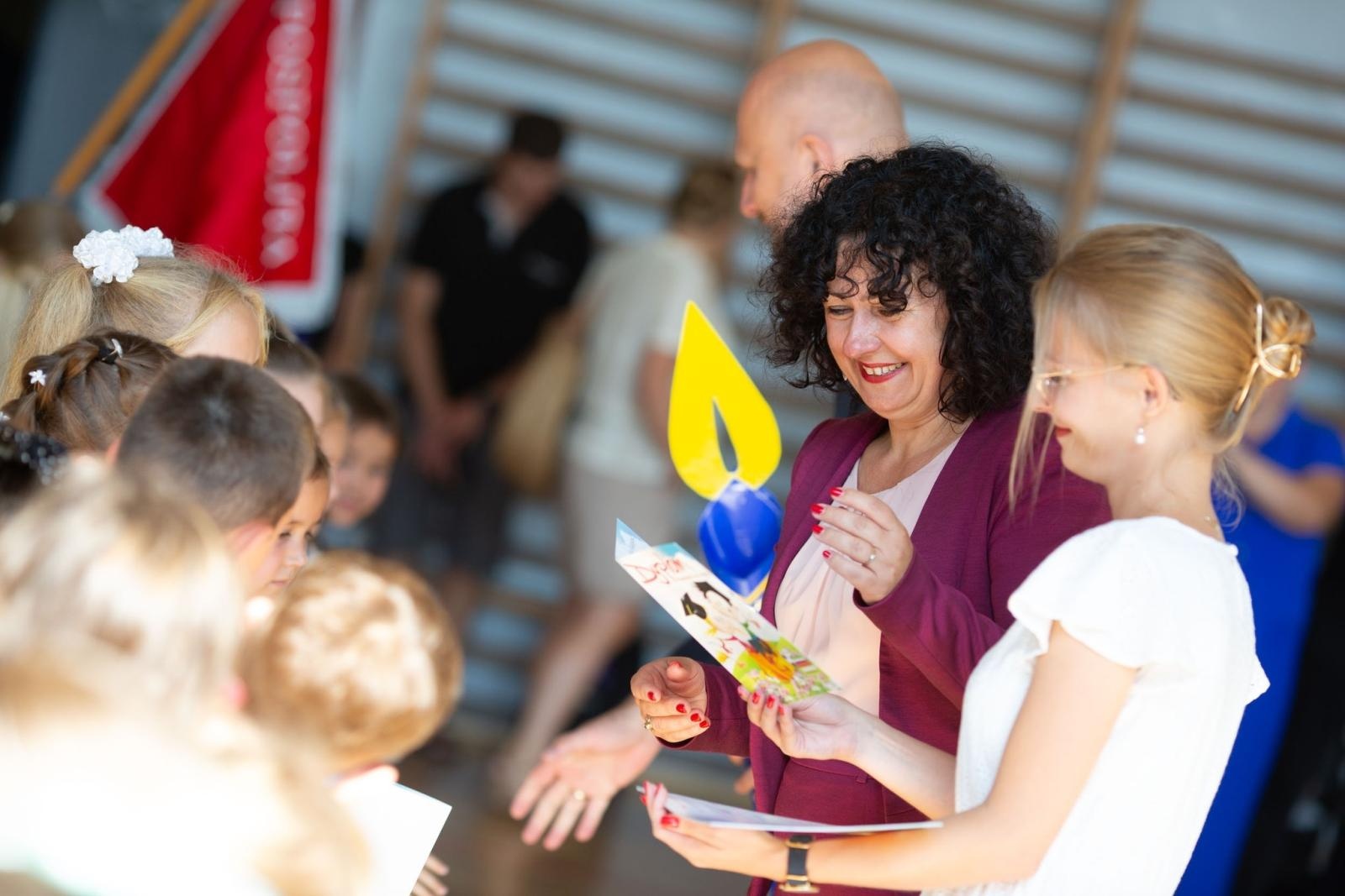 Zdjęcie w galerii na portalu naszwodzislaw.com: Radlin: Pasowanie dla uczniów, awanse dla nauczycieli [FOTO] wiadomości z regionu